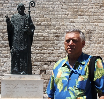 Александр Оводов у монумента Святому Николаю Чудотворцу, Барри, Италия